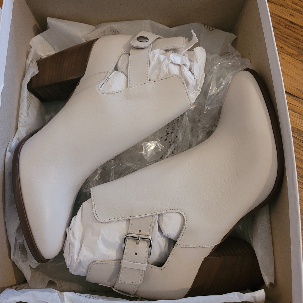 White Mountain Cream Ankle Boots with Buckle Women's Size 38 - Made In Italy